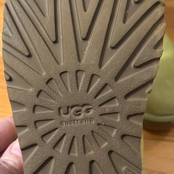 Women's Size 9 chartreuse UGG - Picture 5 of 7